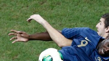 Yaya Sanogo y Gastón Silva disputan el esférico