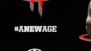 Dwight Howard con la camiseta de su nuevo equipo de la NBA, los Rockets de Houston.