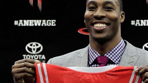 Dwight Howard con la camiseta de su nuevo equipo de la NBA, los Rockets de Houston.