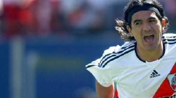 Ariel  Ortega  se despedirá hoy de las canchas vistiendo el uniforme del River Plate, equipo con el que saltó a la fama.