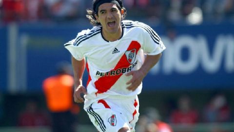 Ariel  Ortega  se despedirá hoy de las canchas vistiendo el uniforme del River Plate, equipo con el que saltó a la fama.