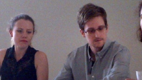Imagen de Human Right Watch, en la que Edward Snowden (c) asiste a conferencia de prensa en aeropuerto de Moscú.