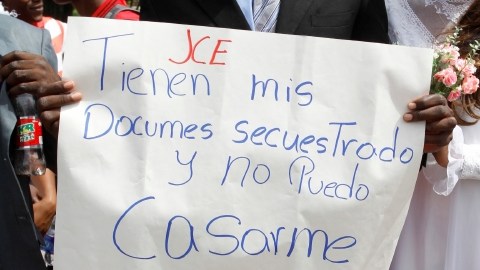 Manifestantes hicieron sus reclamos vestidos para casarse en Dominicana.