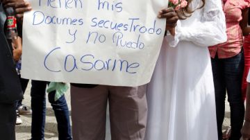 Manifestantes hicieron sus reclamos vestidos para casarse en Dominicana.