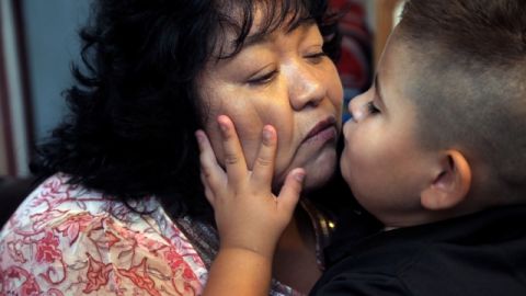 Jiovanni Mazariegos, quien sufre del síndrome de Prader-Willi tiene la atención entera de su abuela Maria.