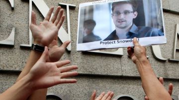Manifestantes muestran su apoyo a Snowden afuera del consulado estadounidense en Hong Kong.