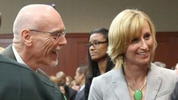 George Zimmerman (d) es felicitado por su equipo de defensa, incluyendo a Don West (i) y Lorna Truett (c) tras ser declarado no culpable,