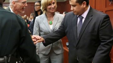 George Zimmerman (der.) recibe las felicitaciones de su equipo legal luego de la lectura del veredicto.