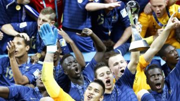 Los integrantes de la selección Sub-20 de Francia dan rienda suelta a su festejo tras coronarse campeones  mundiales  frente a Uruguay.