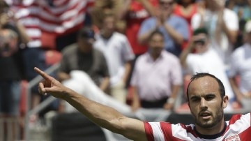 Landon Donovan reacciona tras anotar el gol del empate para abrir el camino hacia la goleada sobre Cuba.