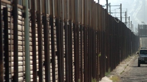 El Senado aprobó la enmienda a la ley de reforma migratoria que incluye la contratación de 20,000 agentes de la Patrulla Fronteriza y fondos para completar casi 700 millas de bardas con México.