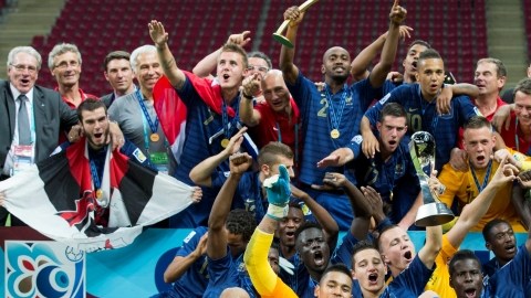 Los jugadores galos festejan el campeonato Mundial Sub-20 conquistado ayer en Turquía.