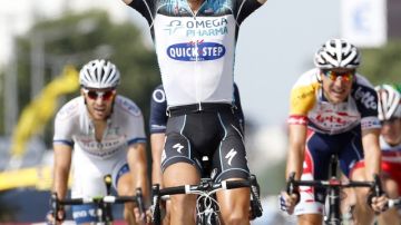 Matteo Trentin celebra su triunfo tras cruzar la meta en la 14ta etapa del Tour.