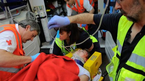 La australiana, que sólo fue identificada con las iniciales J.E., cuando era trasladada al hospital.