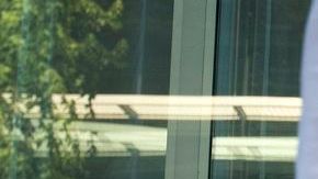 Nada indica que la muerte de Cory Monteith se haya debido al consumo ilícito de drogas, dijo un sargento. En la foto, recuerdos que los fans del artista han dejado frente al hotel en el cual apareció muerto.