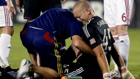 Josh Saunders, portero del Salt Lake, reacciona mientras es revisado de su pierna.