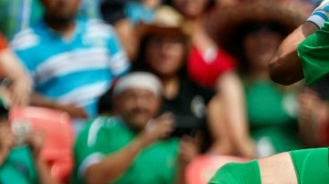 Milan Borjan, guardameta de Canadá, salta sobre el volante panameño Jairo Jiménez para quedarse con el balón en el encuentro de ayer.