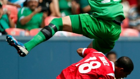 Milan Borjan, guardameta de Canadá, salta sobre el volante panameño Jairo Jiménez para quedarse con el balón en el encuentro de ayer.