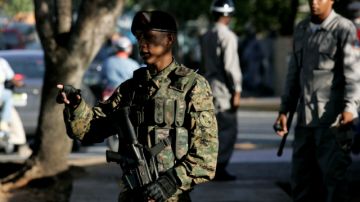 Un soldado dominicano patrulla una calle de Santo Domingo.