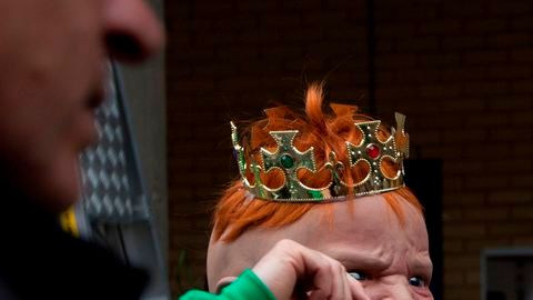 Personas con máscaras del “bebé real” hacen una aparición en las afueras del Hospital St. Mary´s en Londres, donde se espera que Kate Middelton tenga a su bebé.