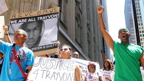 De Nueva York a California, los manifestantes salieron a protestar contra el veredicto que absolvió a George Zimmerman.
