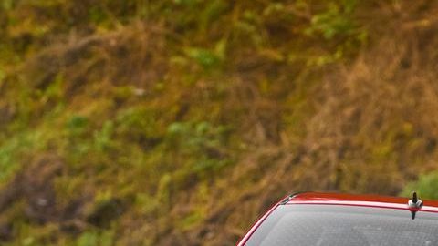 Los autos presentan fallas en las luces traseras.