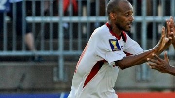 Ariel Pedro Martínez y Yoel Colome, de Cuba, celebran el segundo gol en el triunfo sobre Belice