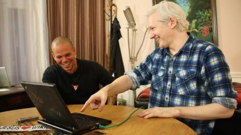 El "Residente" de Calle 13 es conocido por mantener su discurso combativo dentro y fuera de los escenarios y no es la primera vez que colabora con Assange.