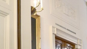 El ex presidente George H W Bush (cen), y el actual mandatario Barack Obama (der),  en la entrega   del premio Daily Point of Light.