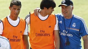 El técnico del Real Madrid,  Carlo Ancelotti (d), junto los jugadores 'Kaká' (c) y Cristiano Ronaldo durante una práctica.