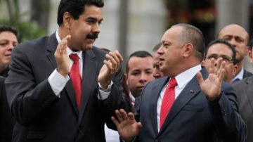 El presidente de la Asamblea, Diosdado Cabello, derecha, habla con Nicolás Maduro durante la posesión de éste último hace tres meses como jefe de estado.