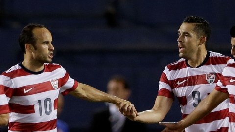 El astro estadounidense Landon Donovan (10) es felicitado por Hérculez Gómez (9) y Joe Corona (6), de la selección de Estados Unidos que hoy se mide con Costa Rica en Connecticut por el primer lugar del grupo C.