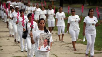 Damas de Blanco  participan en una de las acostumbradas marchas dominicales.