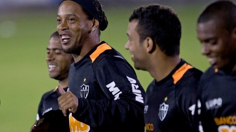 El experimentado Ronaldinho encabeza la nómina del Atlético Mineiro para el juego de ida de la final de la Copa Libertadores ante el Olimpia.