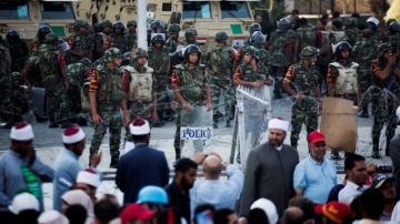 Soldados egipcios custodian el edificio de la Guardia Republicana, durante una protesta  de seguidores del destituido presidente Mohammed Morsi.