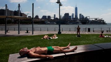 Un hombre toma sol en el parque Hudson River, en Nueva York.