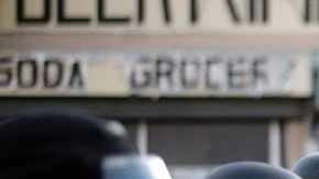 Manifestantes se enfrentan a la Policía en la ciudad de Los Angeles, en medio de las protestas el lunes en contra de la absolución de George Zimmerman.