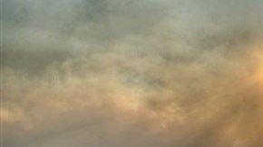 El humo del Mountain Fire oscurece el cielo sobre el Aeropuerto Internacional de Palm Springs.