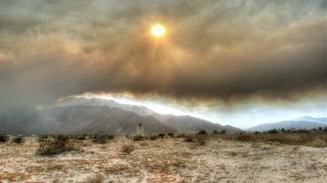 El humo del Mountain Fire oscurece el cielo sobre el Aeropuerto Internacional de Palm Springs.