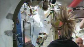 Los astronautas colaboraron en sacarle el casco y eliminar el agua que flotaba dentro de su casco.