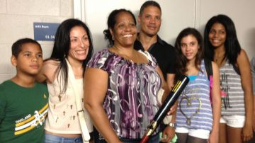 Estela Milanés (centro) junto a un grupo de familiares y amigos de su hijo.