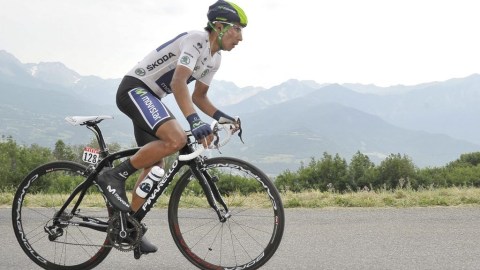 Nairo Quintana busca refrendar el jersey blanco que lo distingue como líder de los jóvenes.