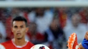 El tico Celso Borges aguanta la entrada de Mix Diskerud (der.) en el duelo que al final ganó Estados Unidos para terminar invicto la fase de grupos.