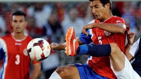 El tico Celso Borges aguanta la entrada de Mix Diskerud (der.) en el duelo que al final ganó Estados Unidos para terminar invicto la fase de grupos.