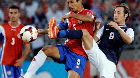El tico Celso Borges aguanta la entrada de Mix Diskerud (der.) en el duelo que al final ganó Estados Unidos para terminar invicto la fase de grupos.