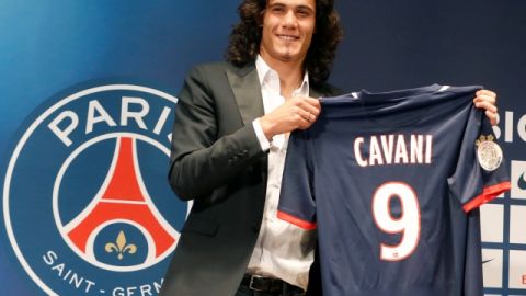 El delantero uruguayo Edinson Cavani muestra la camiseta del París Saint Germain en su presentación oficial de ayer con el club francés.