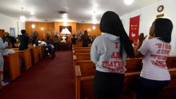 Miembros de una  congregación religiosa en Florida vistieron 'hoodies', para manifestarse en contra de la absolución de George Zimmerman.