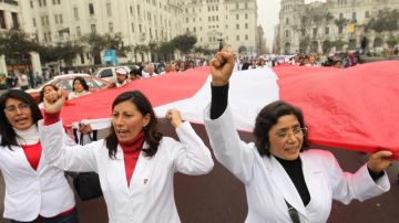 Cientos de médicos del sector público marchan ayer hacia el Congreso de Perú en una huelga indefinida como medida de protesta por sus bajos salarios, en Lima.