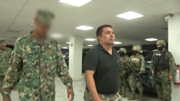 Imagen obtenida de un vídeo proporcionado por la Secretaría de Marina  de Miguel Ángel Treviño Morales (c), alias "Z40", máximo líder del cártel de Los Zetas, que fue detenido la madrugada del 15 de julio de 2013 cerca de la ciudad de Nuevo Laredo.