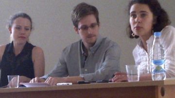El exanalista de la CIA perseguido por la Justicia estadounidense, Edward Snowden (c), durante una rueda de prensa en el aeropuerto de Sheremetyevo.